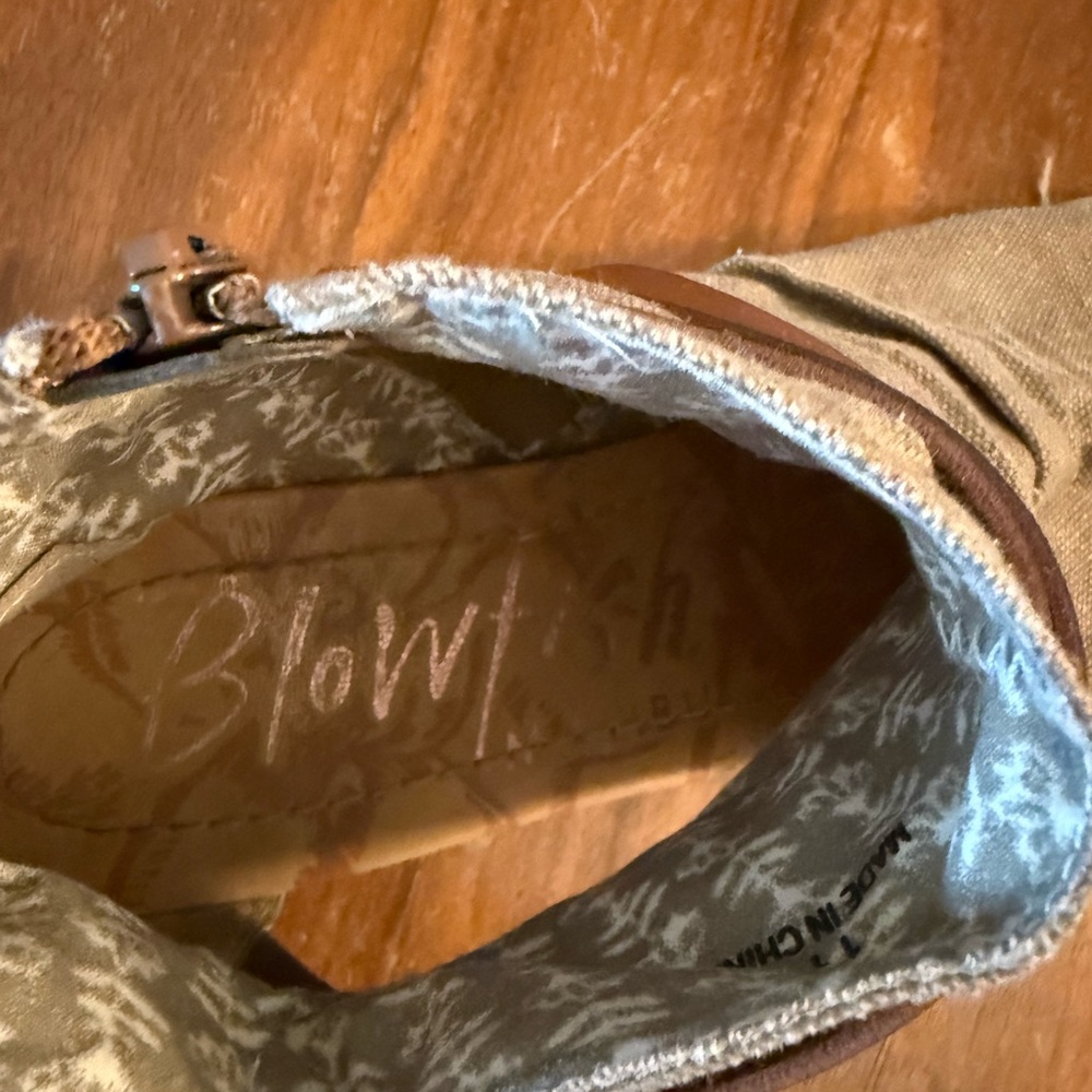 🎃Blowfish Gold and Brown Sandals - Picture 5 of 6